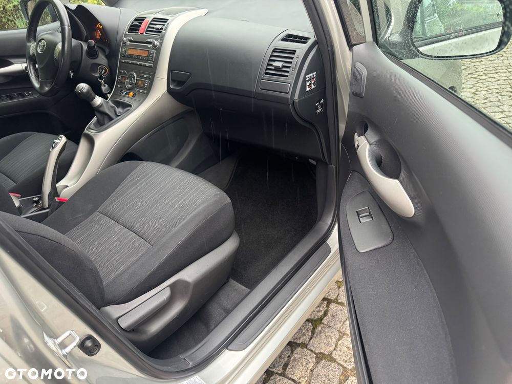 Toyota Auris 1.6 VVT-i Executive - 29
