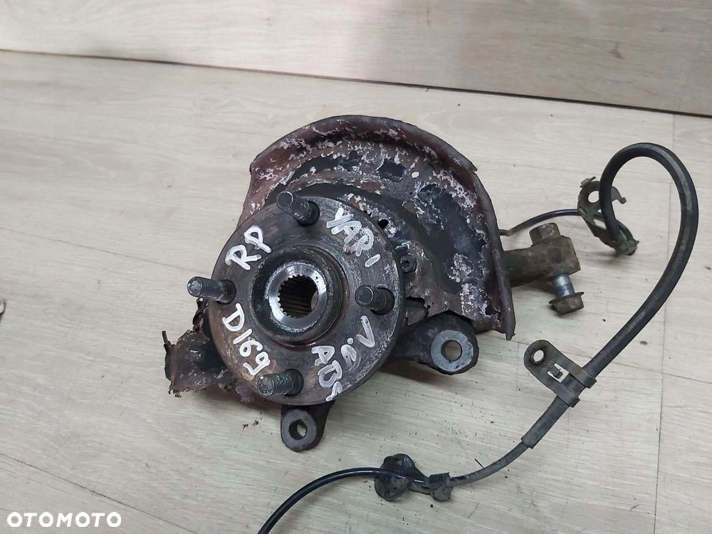 Toyota Yaris I 99 - 05 zwrotnica prawy przód piasta 1,0 1,3 1,4 ABS - 2