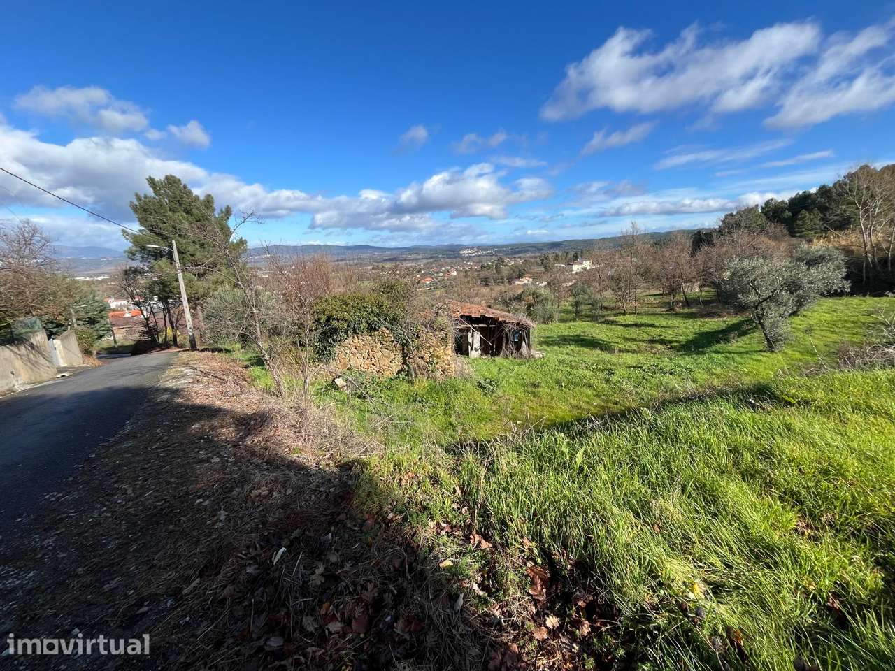 Terreno urbano com ruína para reconstrução em Donas, Fundão – 270 m²