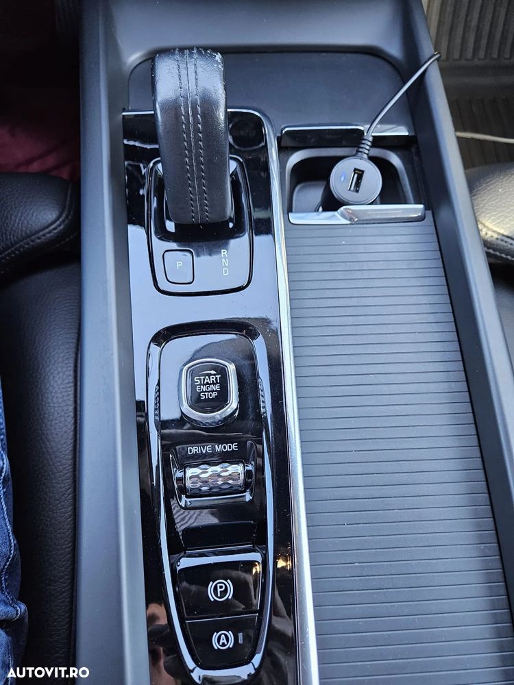 Volvo XC 60 B4 MHEV AWD Momentum Pro - 12