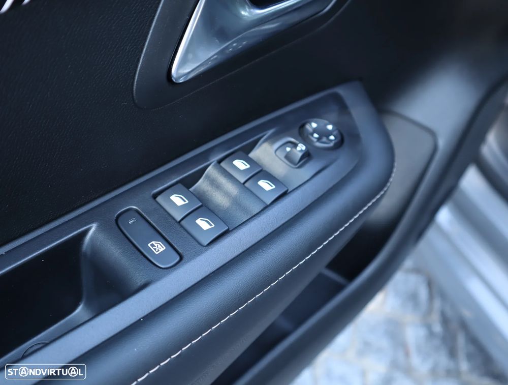 Peugeot 208 1.2 Hybrid Allure e-DCS6 - 34