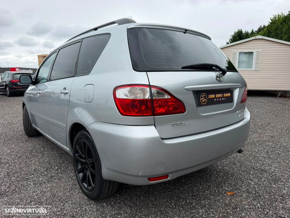 Toyota Avensis Verso 2.0 D-4D - 25