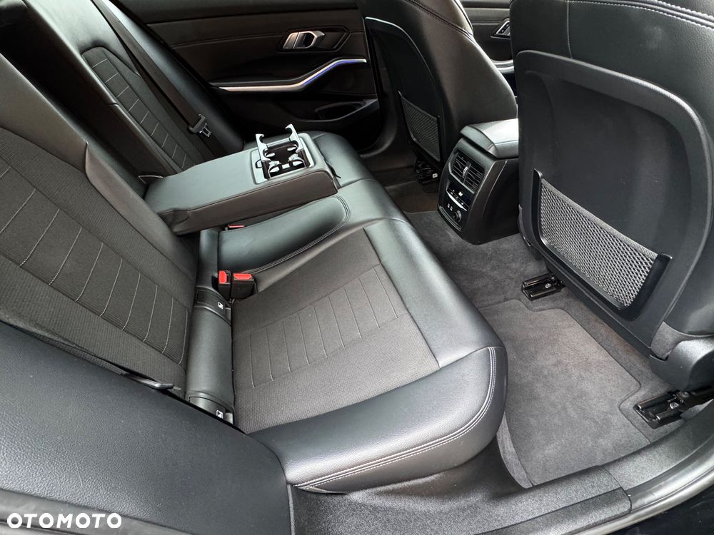 BMW Seria 3 320d Sport Line - 32