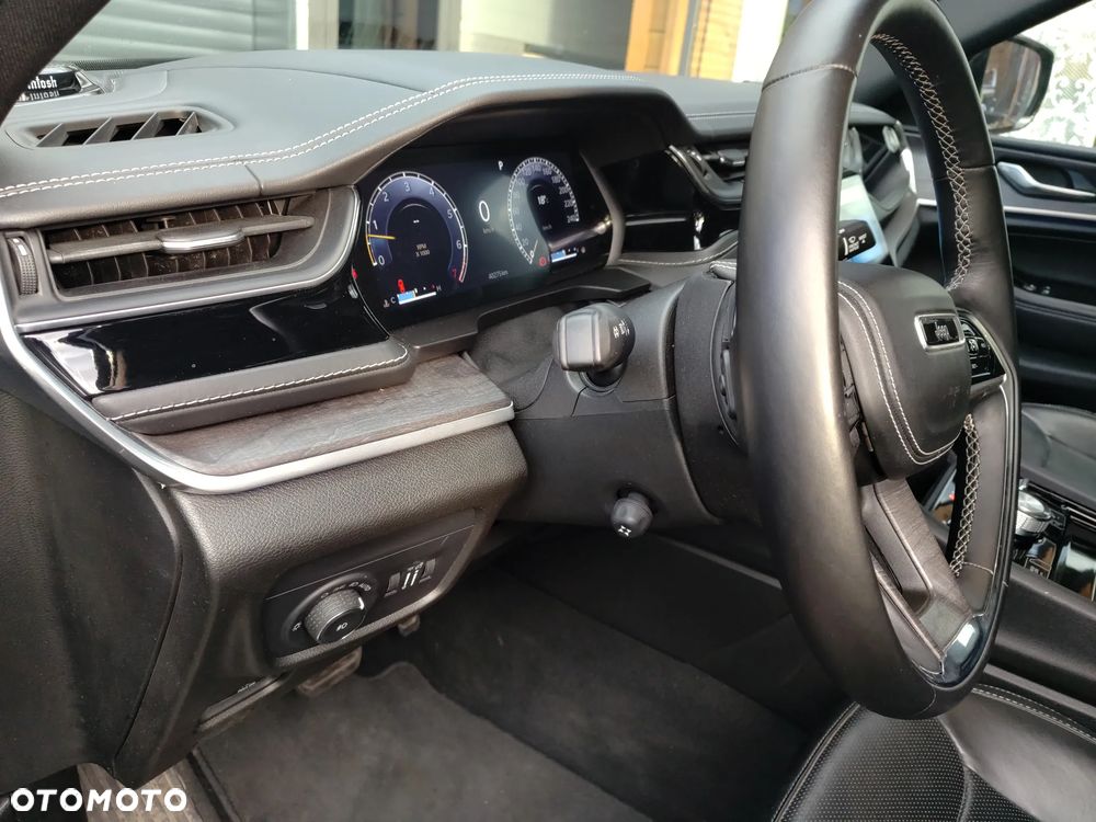 Jeep Grand Cherokee - 30