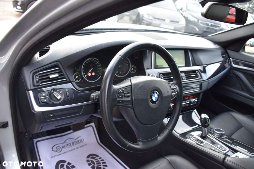 BMW Seria 5 520d xDrive - 14