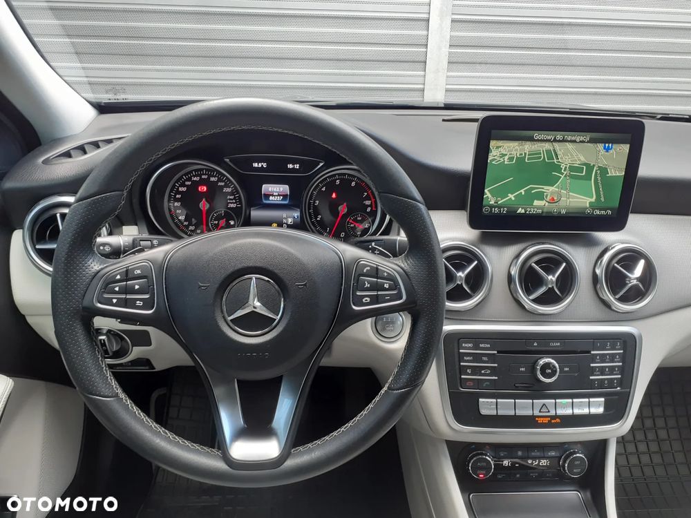 Mercedes-Benz GLA - 12