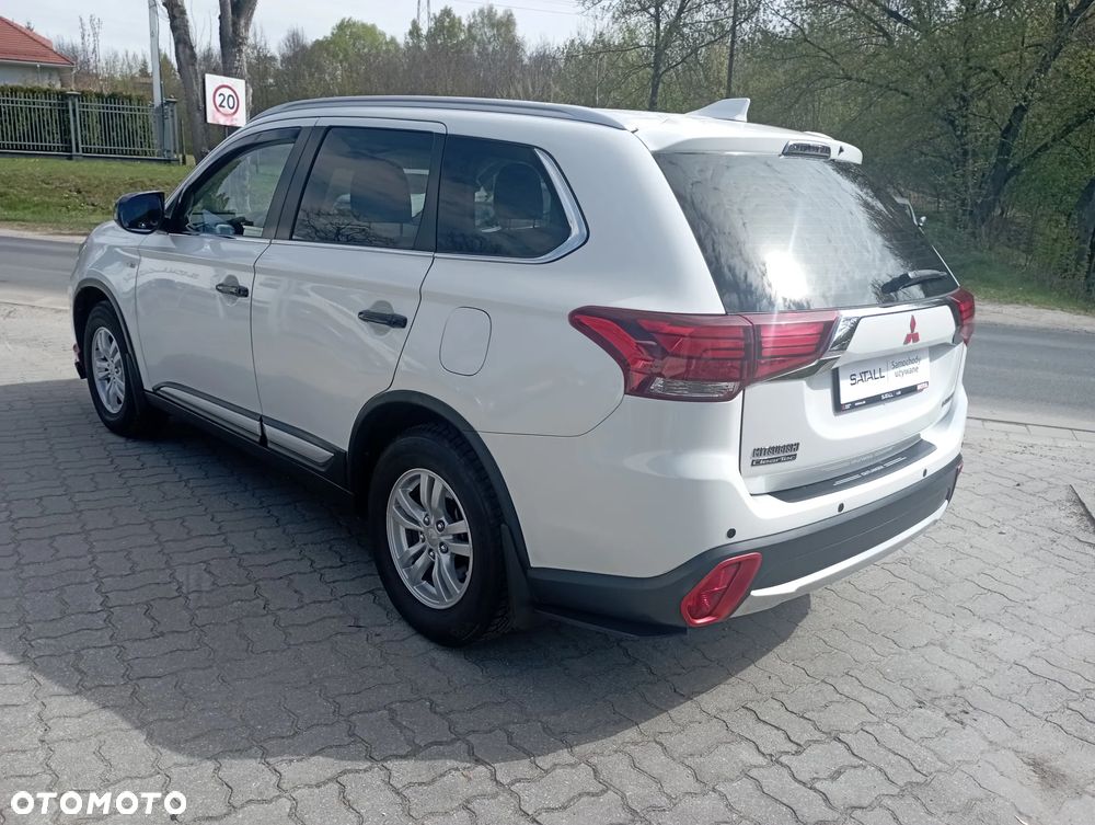 Mitsubishi Outlander 2.0 Invite + 2WD - 17