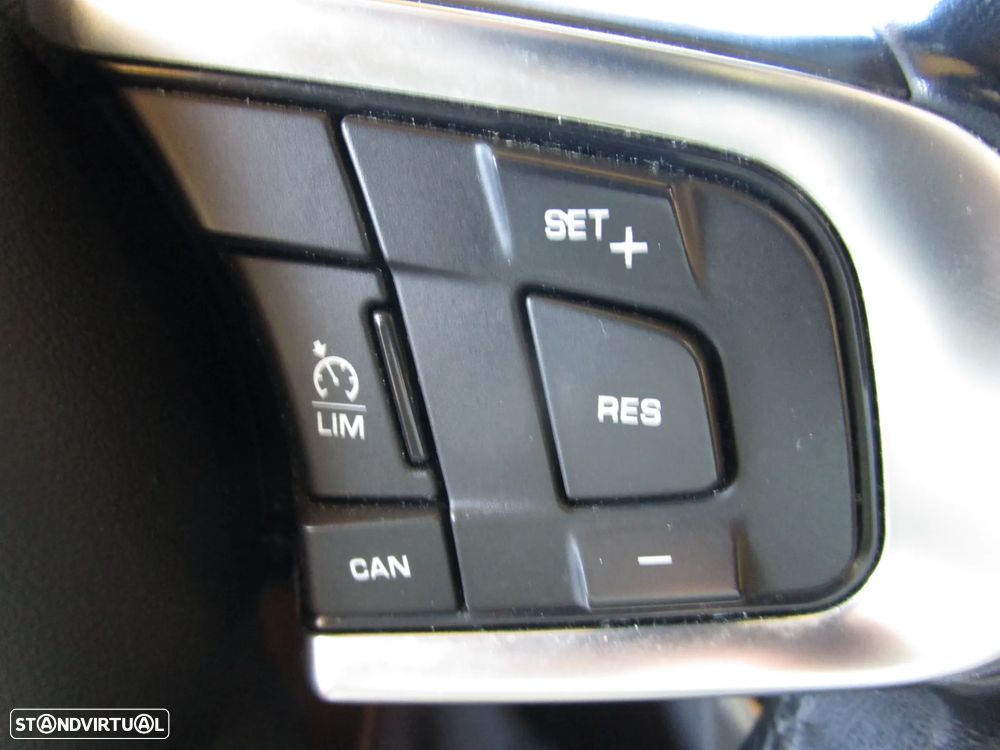 Jaguar XE 2.0 D R-Sport - 26