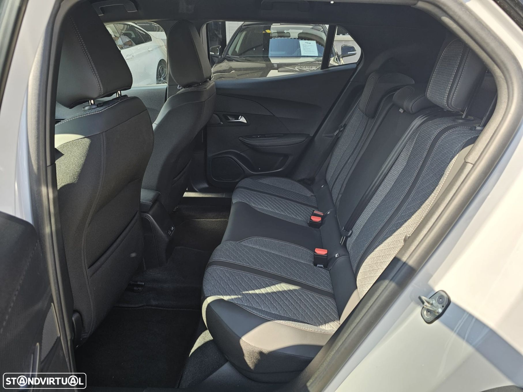 Peugeot 2008 1.2 PureTech Allure Pack EAT8 - 8