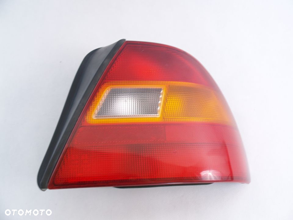 Honda Civic Lampa prawa tylna tyl 95-98r Liftback