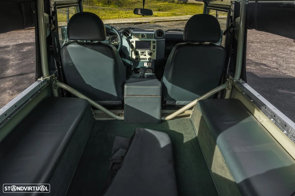 Land Rover Defender - 12