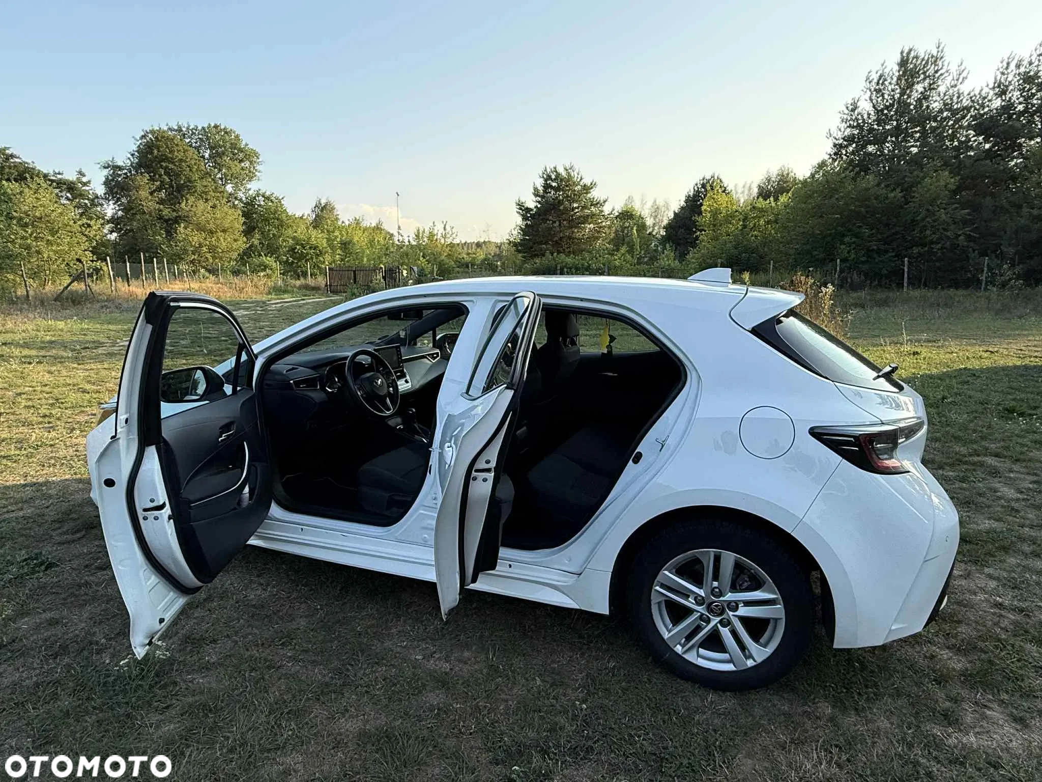 Toyota Corolla ver-1-8-hybrid-active - 12