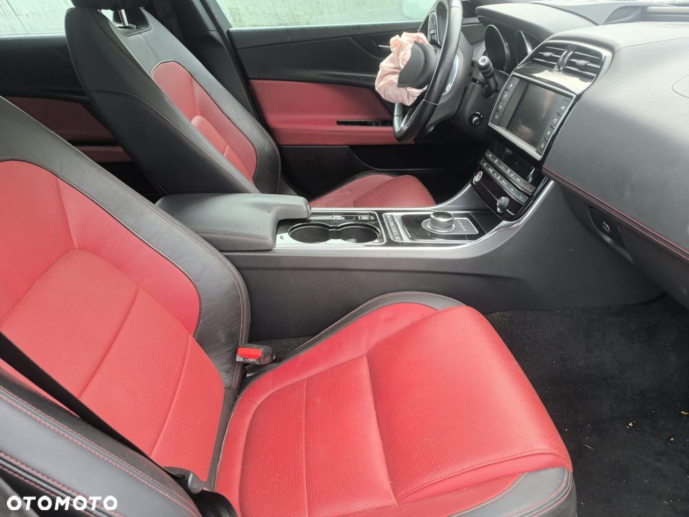Jaguar XE - 11