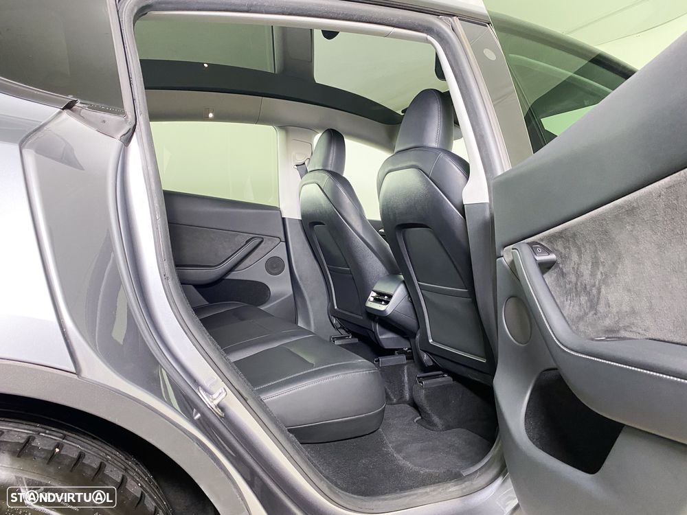 Tesla Model Y Long Range Dual Motor AWD - 17