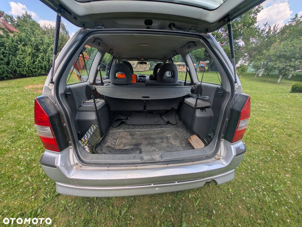 Mitsubishi Space Wagon - 7