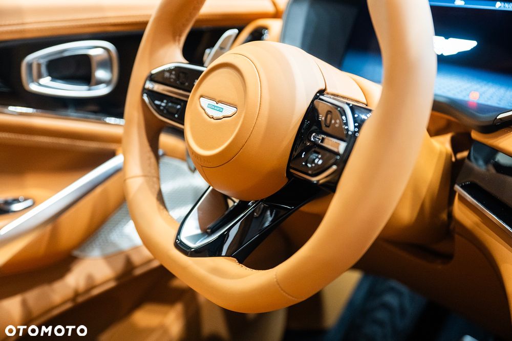 Aston Martin DBX - 9