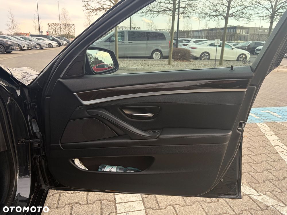 BMW Seria 5 528i xDrive - 9