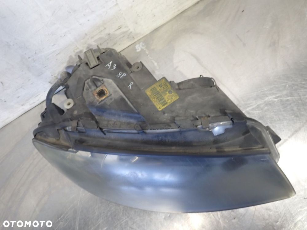 LAMPA PRAWA PRZEDNIA XENON AUDI A3 8P 2.0TDI - 3