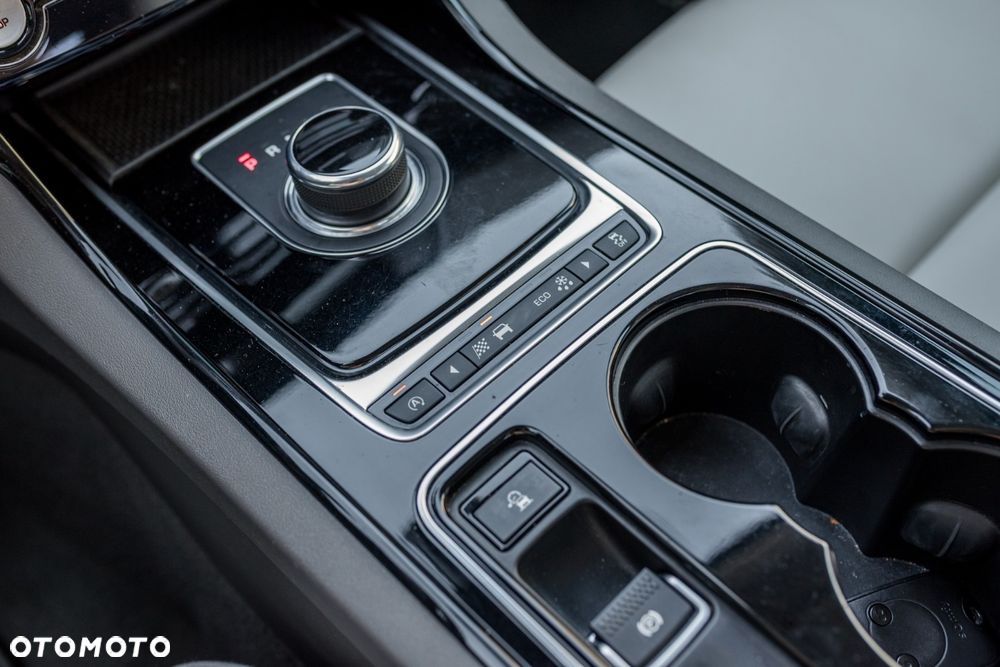 Jaguar XE 2.0 T Prestige - 29