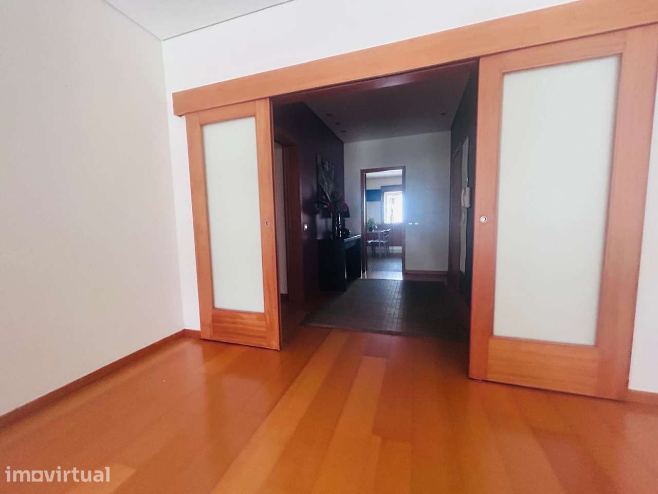 T2 com Terraço Excelente Localização - Junto ao Metro e Escolas - Grande imagem: 5/28