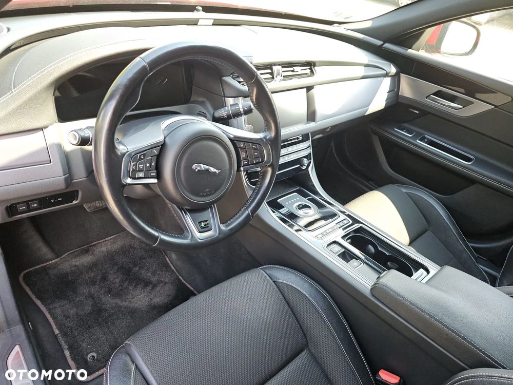 Jaguar XF 3.0 TDV6 R-Sport - 16