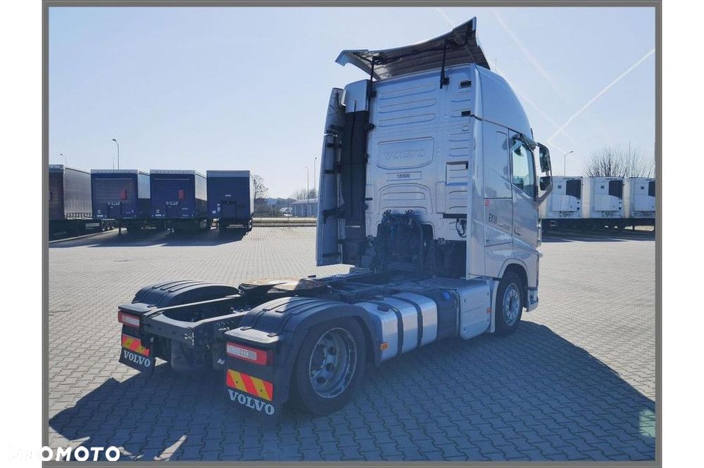 Volvo Vehicle Tractor 4x2 Mega (Low) - 2