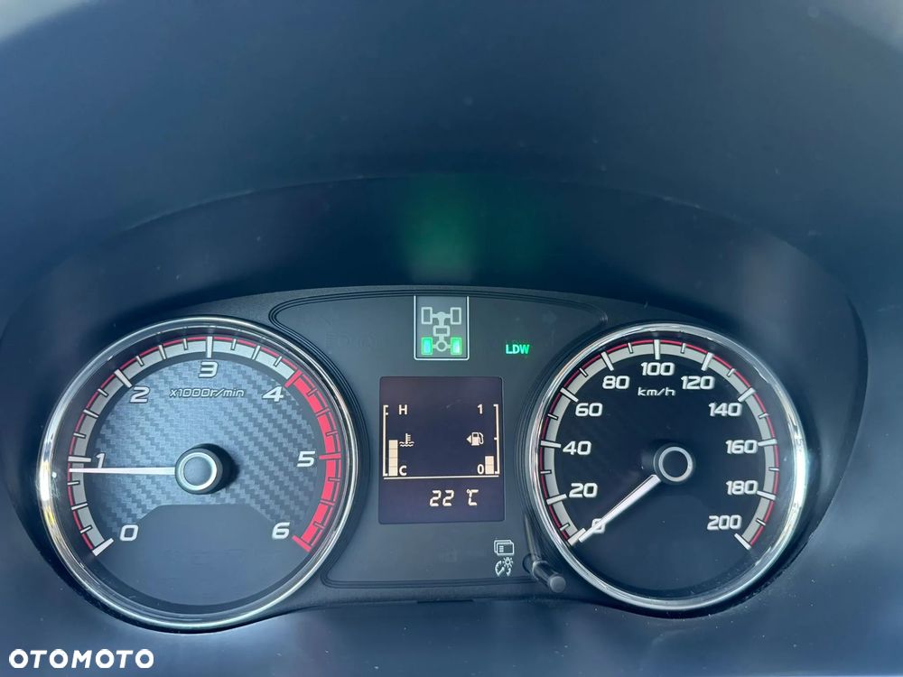 Mitsubishi L200 2.4 d DC Intense + - 9