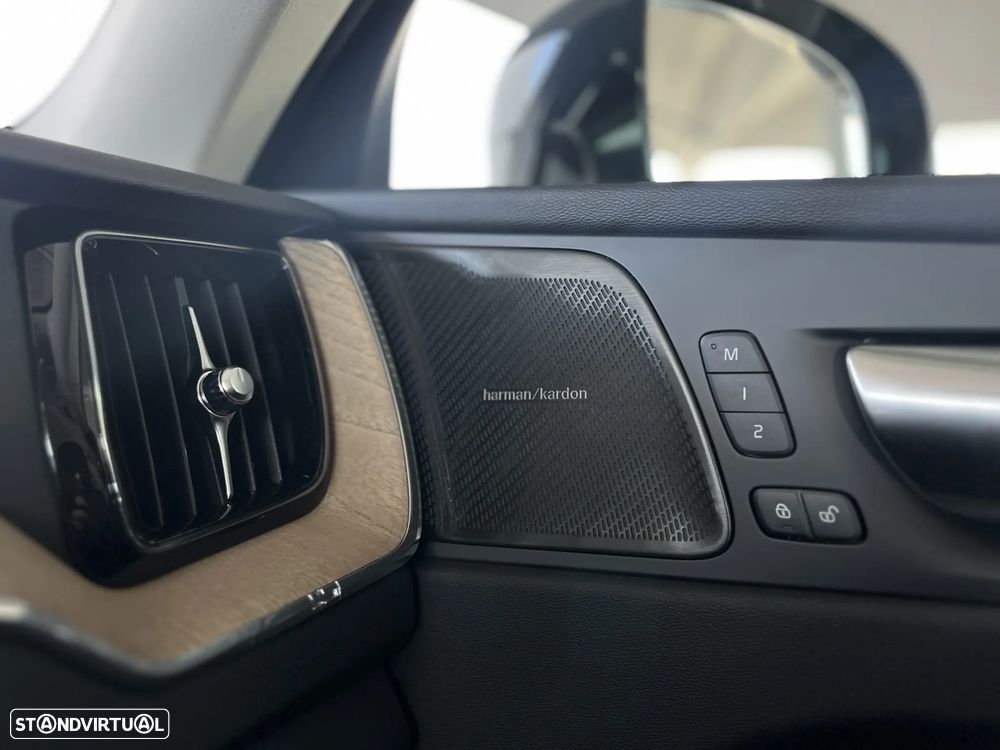 Volvo XC 60 2.0 T6 PHEV Plus Dark - 25