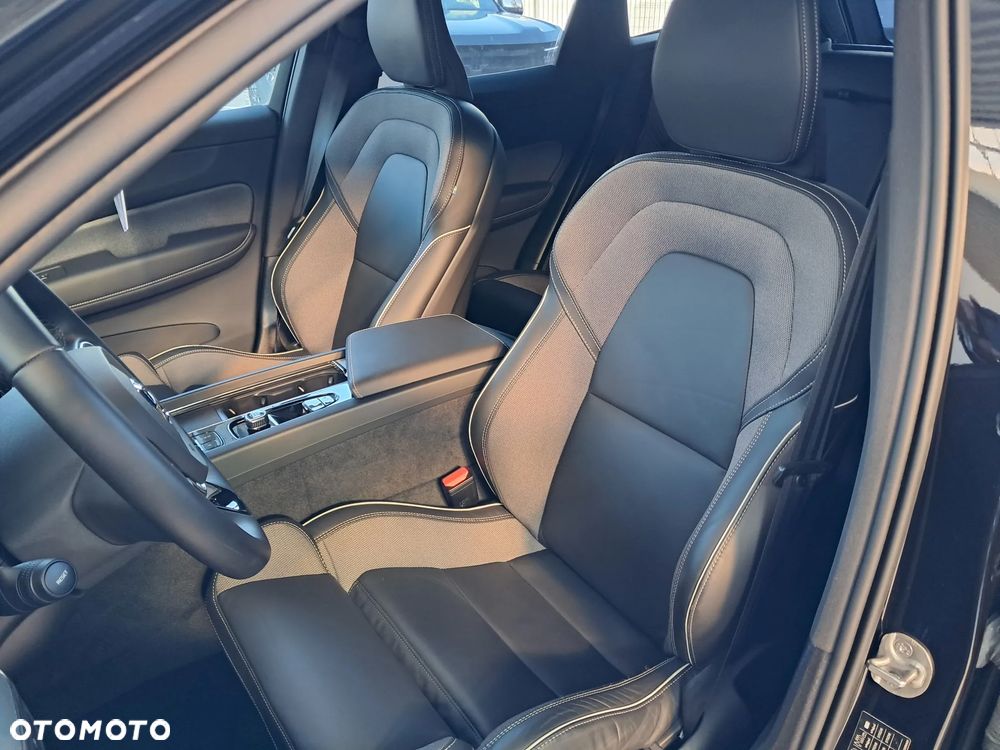 Volvo XC 60 T6 Plug-In Hybrid AWD Ultra Black Edition - 11