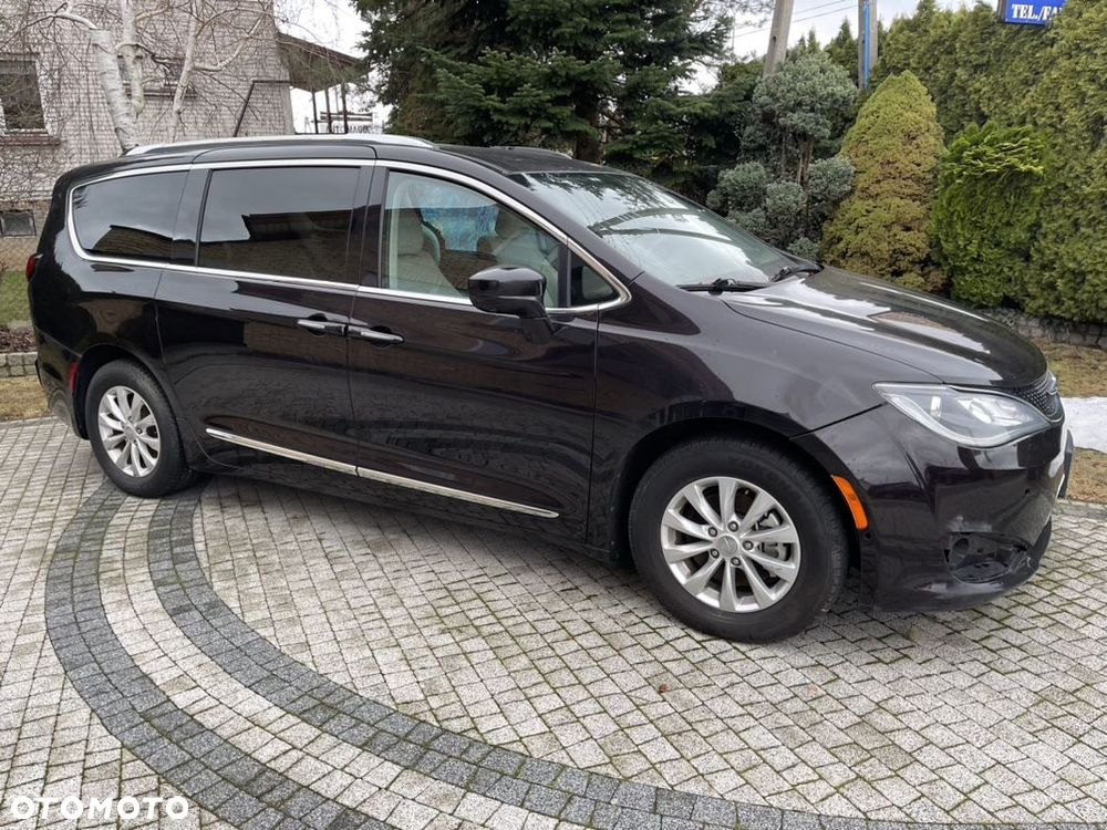 Chrysler Pacifica - 1