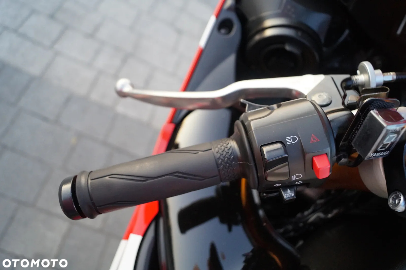 Yamaha R1 - 12