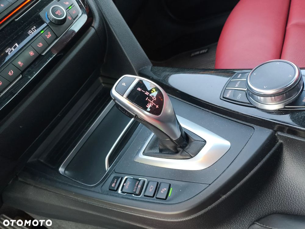 BMW Seria 3 330i xDrive Edition M Sport Shadow - 26