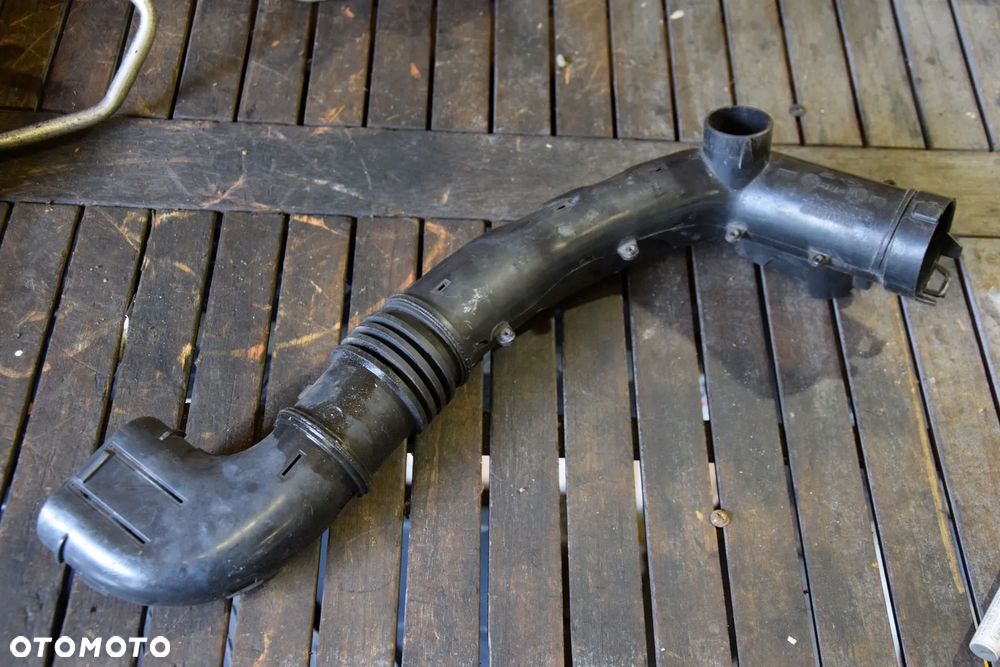 Renault Clio III 3 1.6 Rura przewód dolotu wlot powietrza rezonator 8200305467 - 2