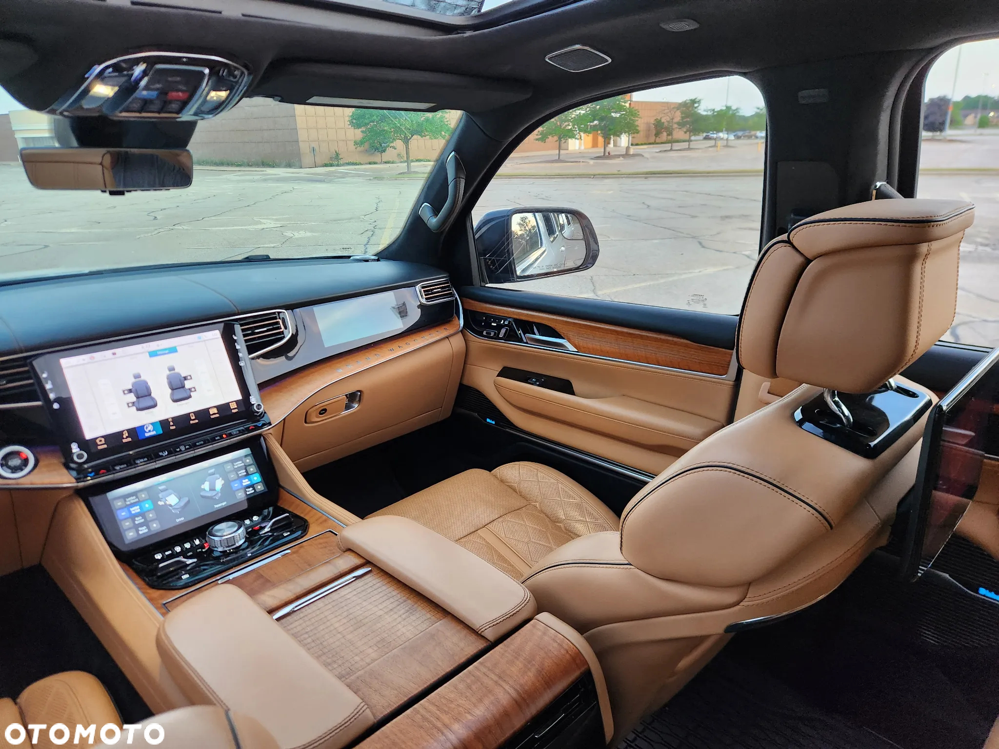 Jeep Grand Wagoneer - 19