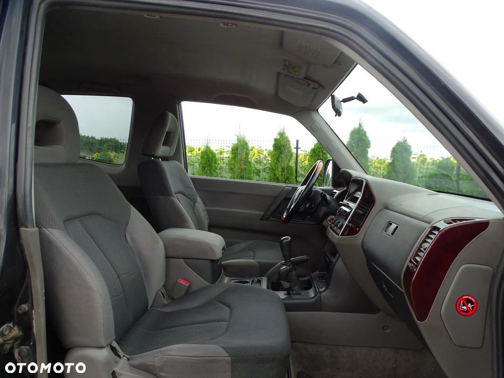 Mitsubishi Pajero - 24