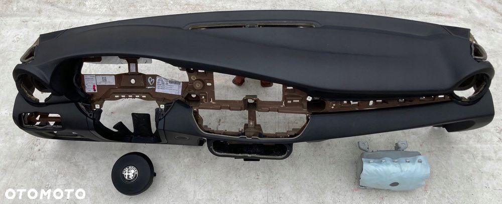 alfa roemo giulia deska kokpit konsola poduszki - 4