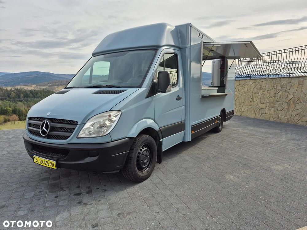 Mercedes-Benz Food Truck - 2
