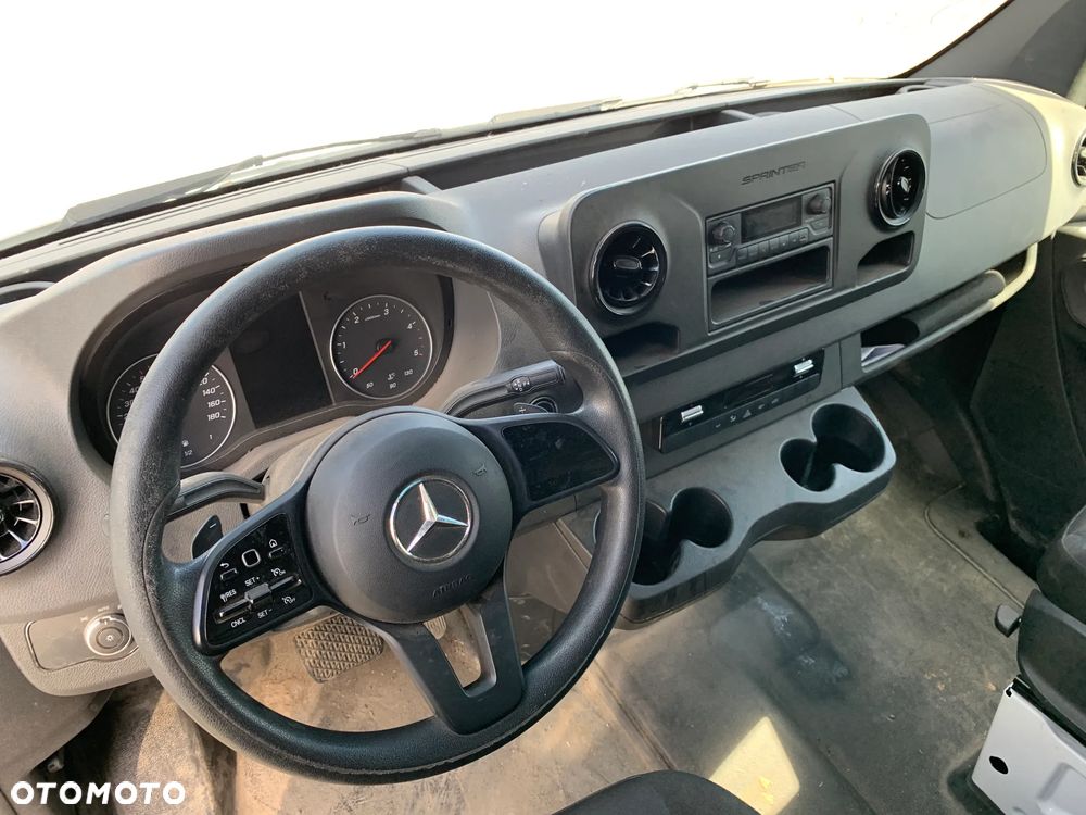 Mercedes-Benz Sprinter - 11