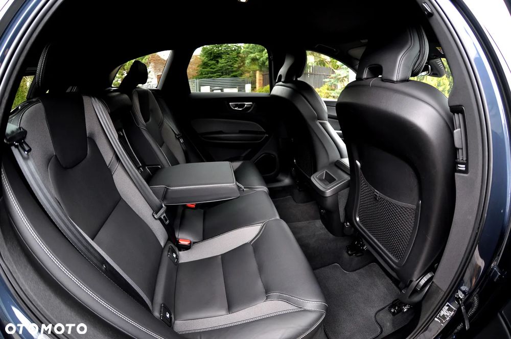 Volvo XC 60 B4 D Plus Dark - 22