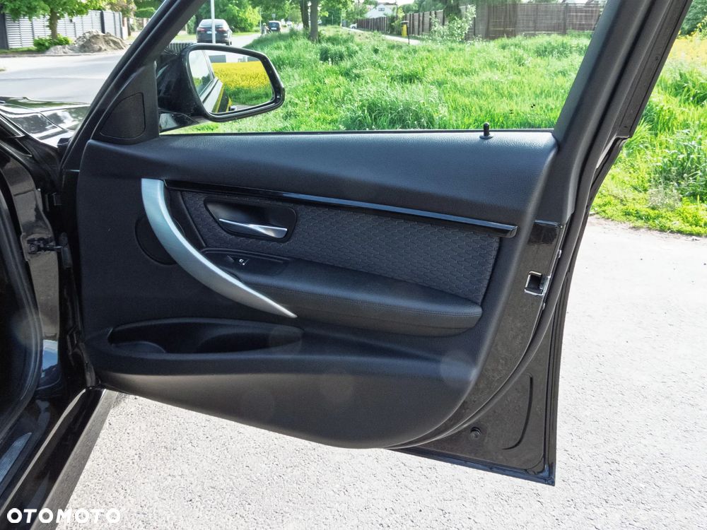 BMW Seria 3 318d M Sport Shadow - 36