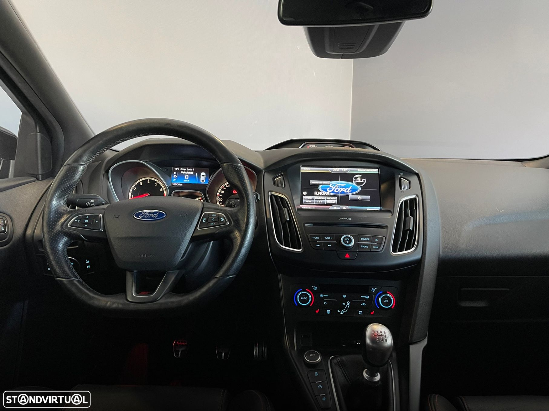Ford Focus 2.0i ST-2 - 36