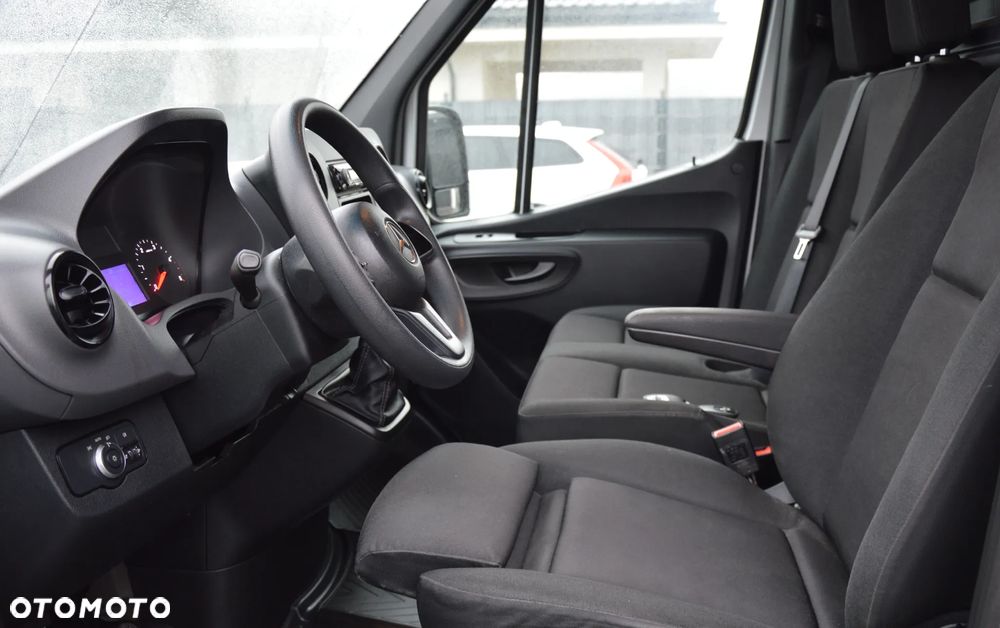 Mercedes-Benz Sprinter - 12
