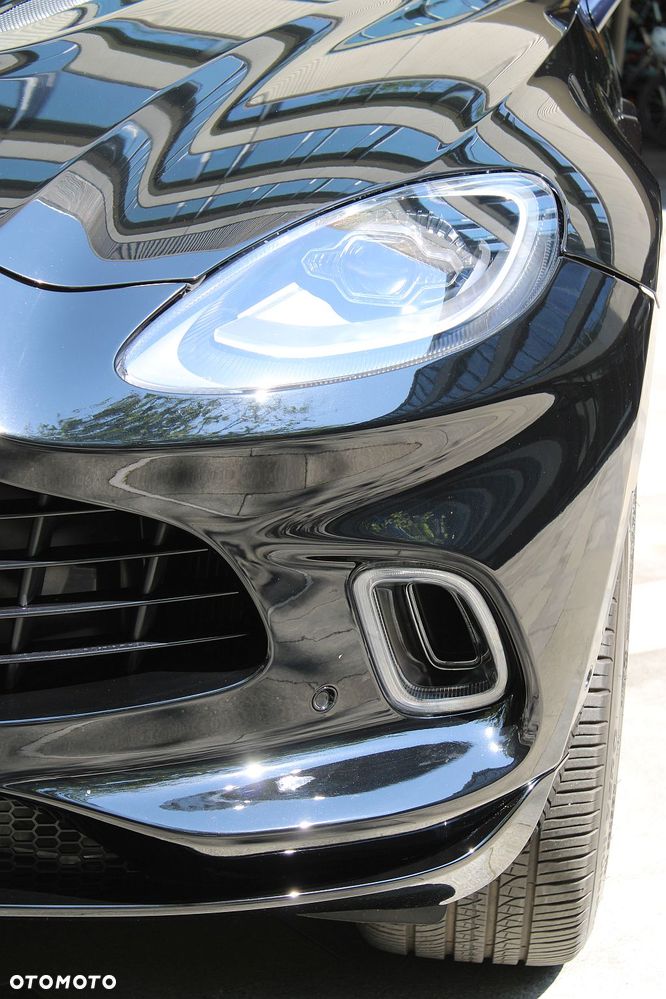 Aston Martin DBX - 9