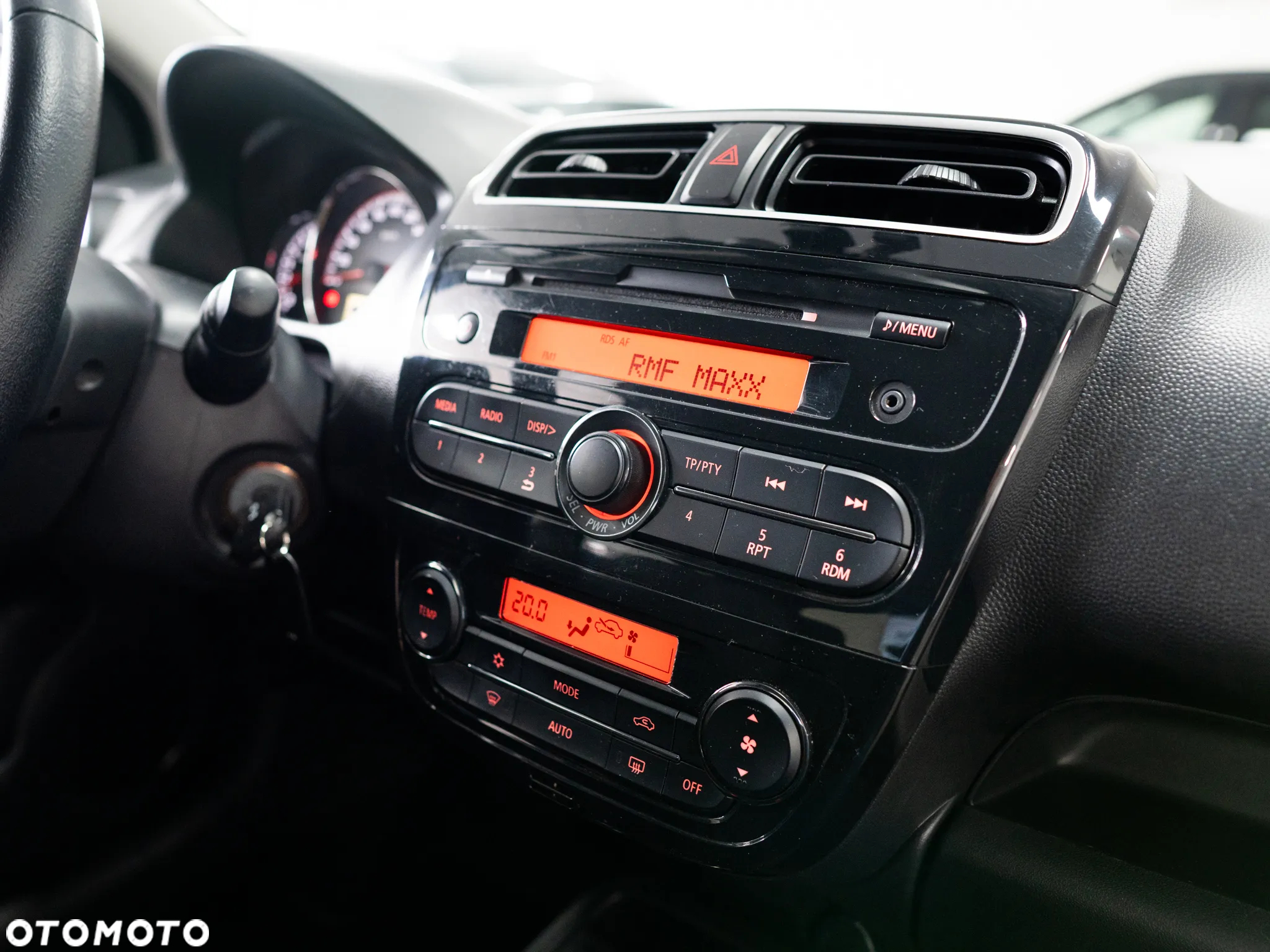 Mitsubishi Space Star 1.2 Intense CVT - 32