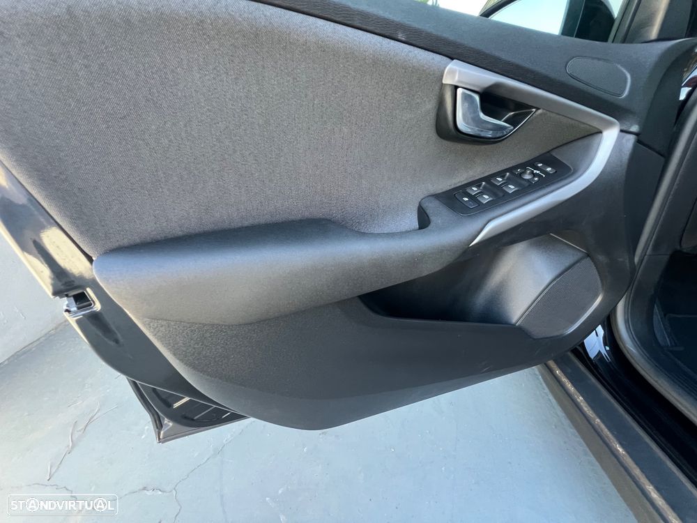 Volvo V40 Cross Country 2.0 D3 Momentum Geartronic - 10