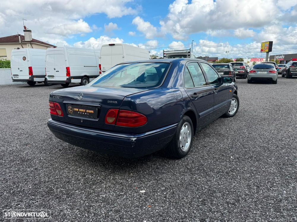 Mercedes-Benz E 220 D Classic - 4