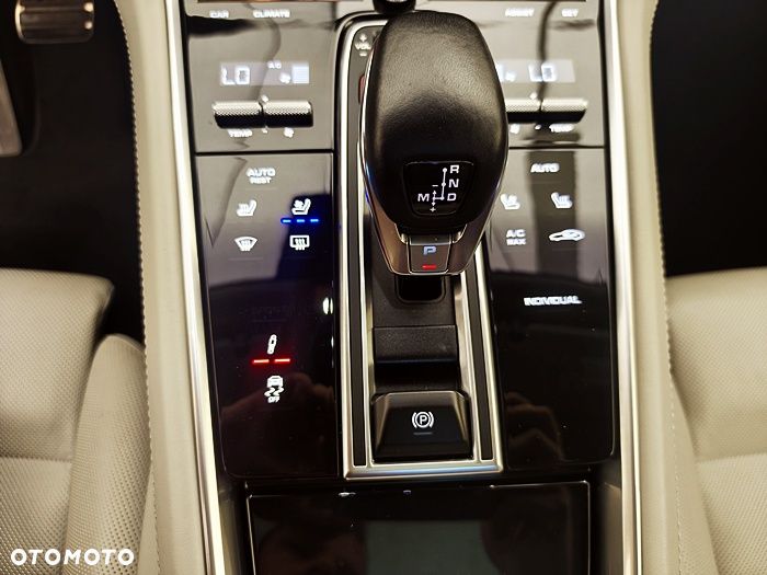 Porsche Panamera 4 E-Hybrid - 32