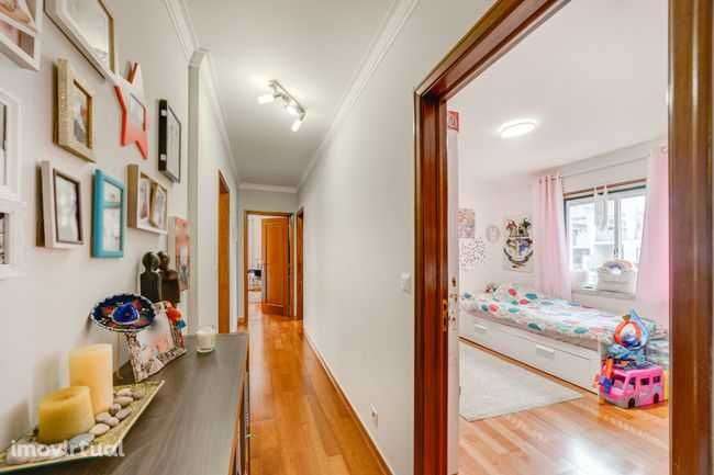 Apartamento T3, Mem Martins, com excelentes áreas,  de 2001 - Grande imagem: 2/11