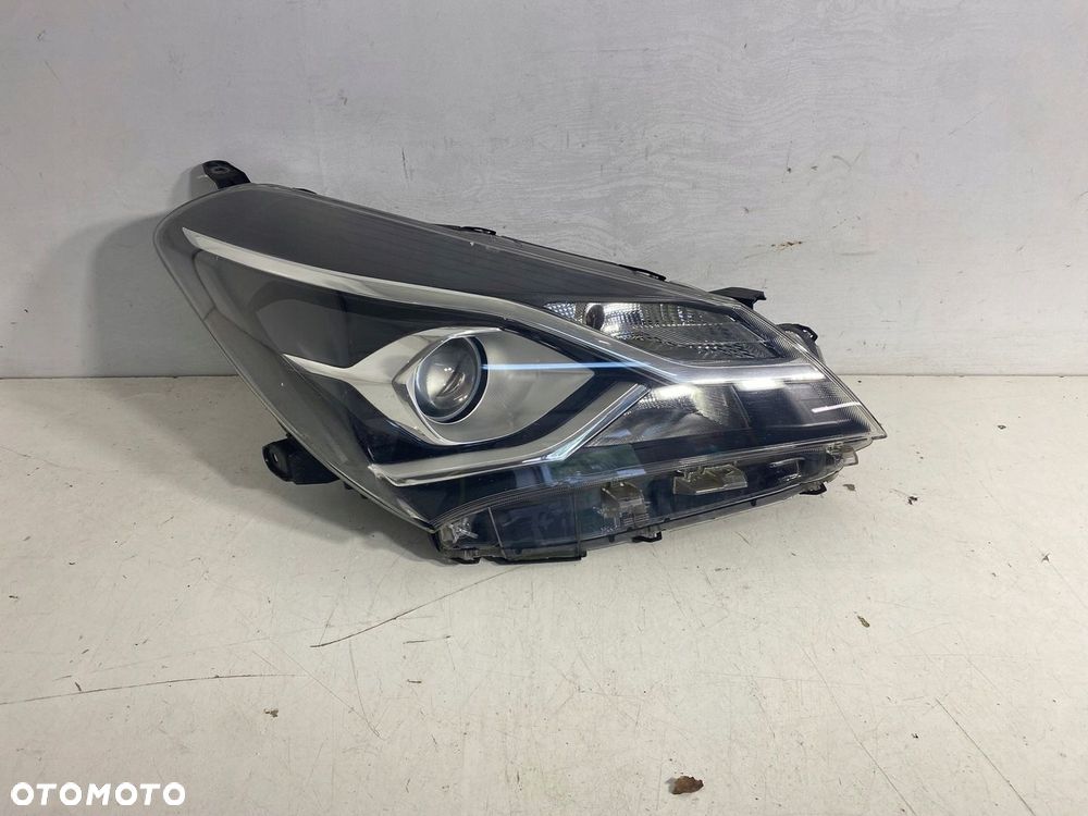 LAMPA PRAWY PRZÓD PRAWA PRZEDNIA TOYOTA YARIS III LIFT EU - 1