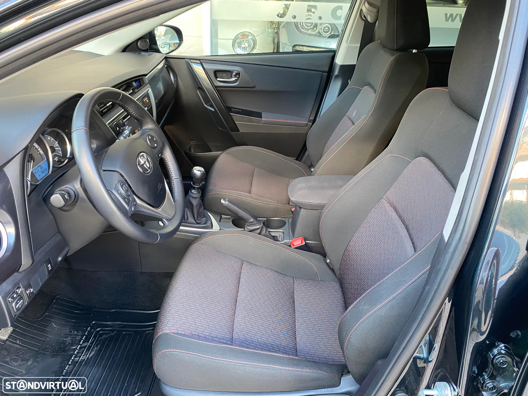 Toyota Auris Touring Sports 1.4 D-4D Com+P.Sport - 35